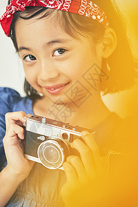 拿着相机开心的小女孩图片
