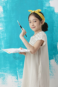 儿童使用调色板画画图片