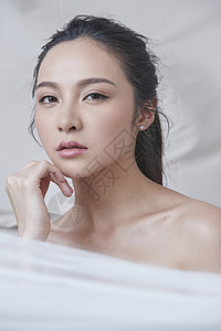 丝绸般美丽美容护肤的少女图片