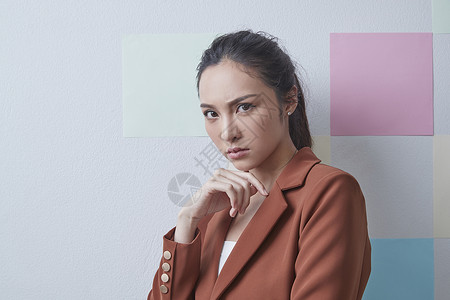 怒火穿着西装的女企业家形象背景