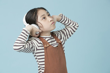 可爱小女孩带耳机听音乐图片