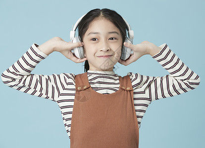 可爱小女孩带耳机听音乐图片