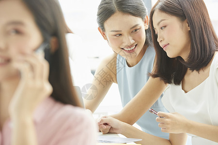 个人计算机公司职员同伴女商务会议图片