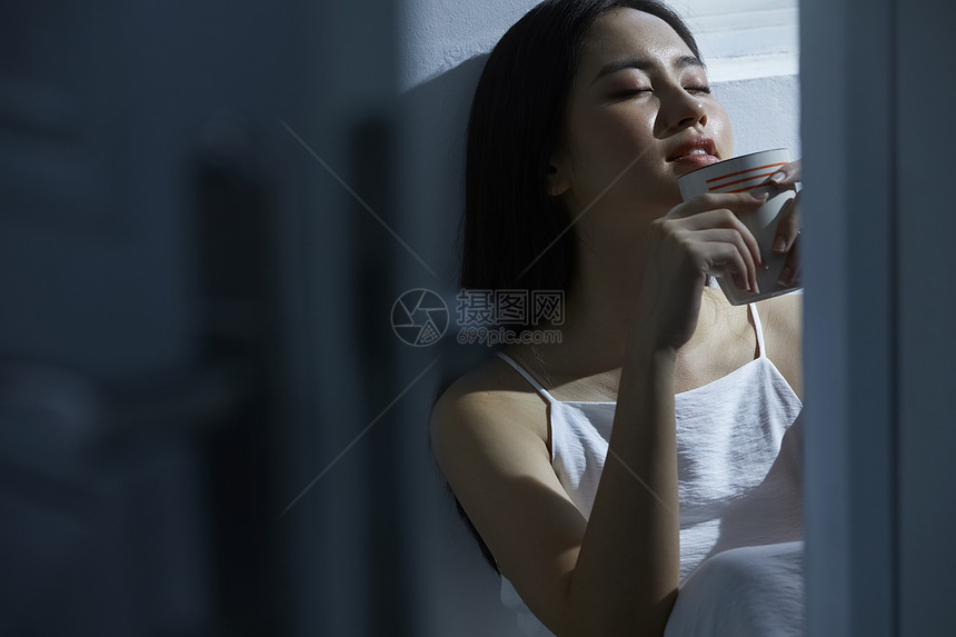 女人洋装自然女生活方式图片