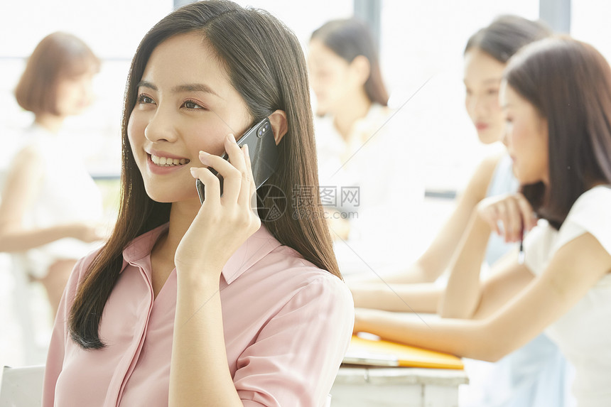 会议室的女人接听电话图片
