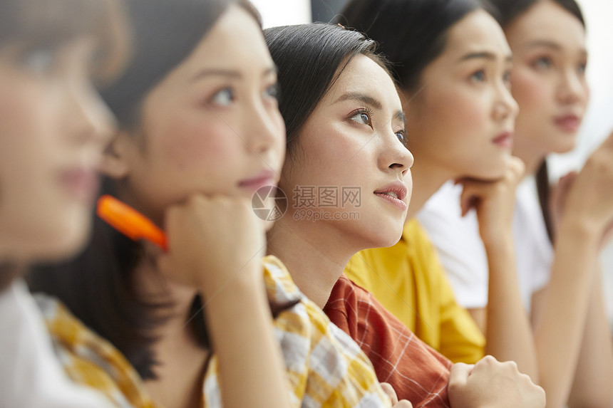 校园生活上课青春少女们图片