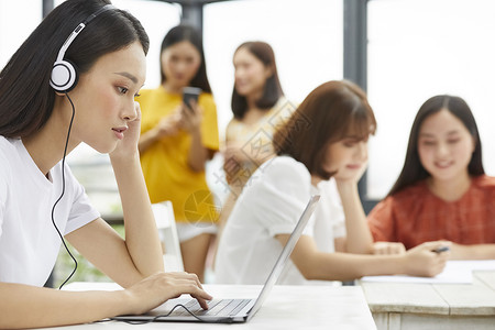 教室时髦女大学生学习图片