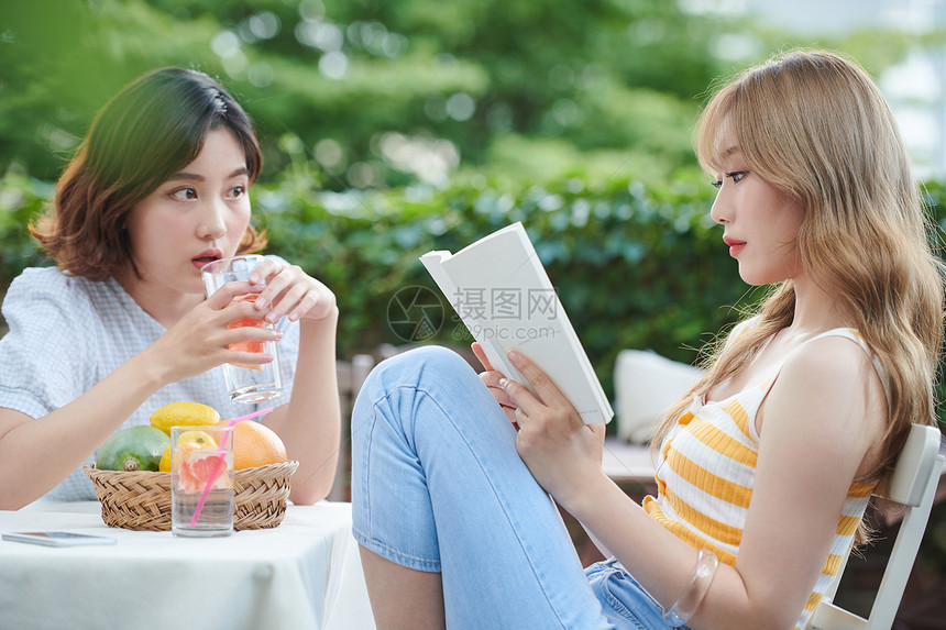 朋友女士晚礼服女生活方式假期图片