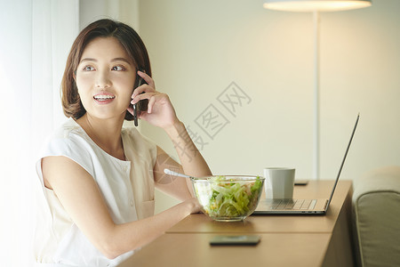 手机女企业家笑容女商务餐图片