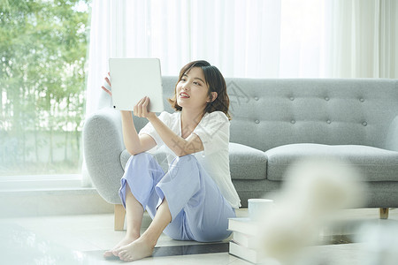 客厅素材网站年轻小清新居家美女背景