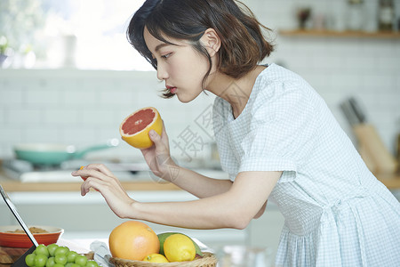 食物孤独的起居室女生活美食图片