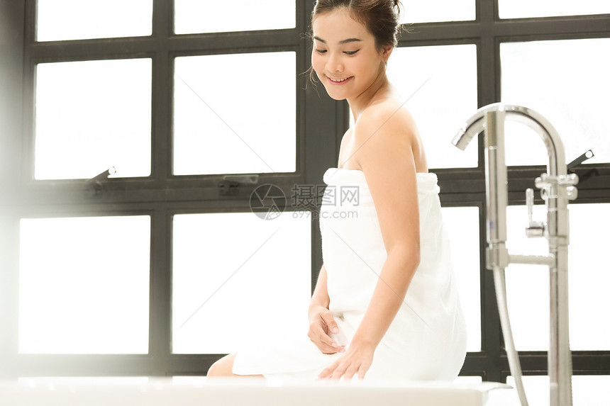 在浴缸里沐浴的美女图片