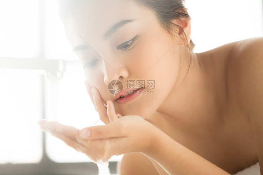 脸部调查二十几岁女士们的生活方式洗面奶图片
