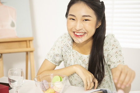 聚会可爱的年轻女人图片