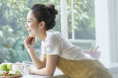 独自用餐吃沙拉的年轻女子图片