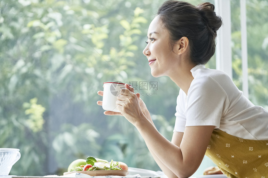 独自用餐喝咖啡的年轻女子图片