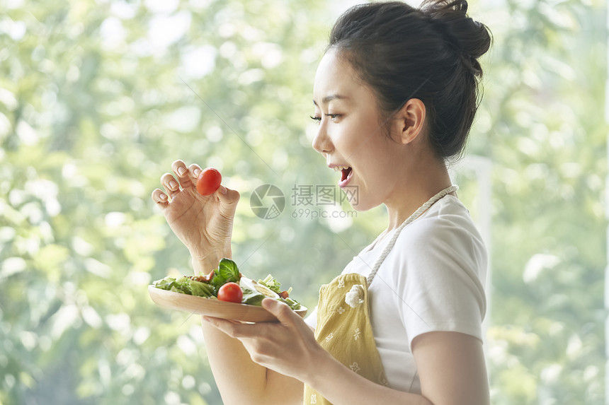 早晨女人生活用餐图片