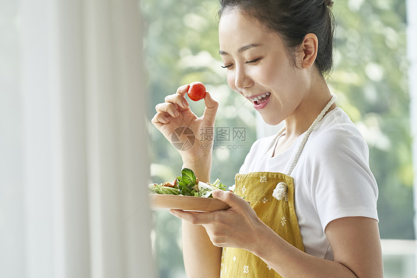 早晨女人生活用餐图片