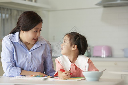 职业妇女陪孩子绘画图片