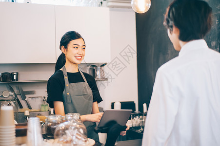 咖啡店兼职的女孩图片