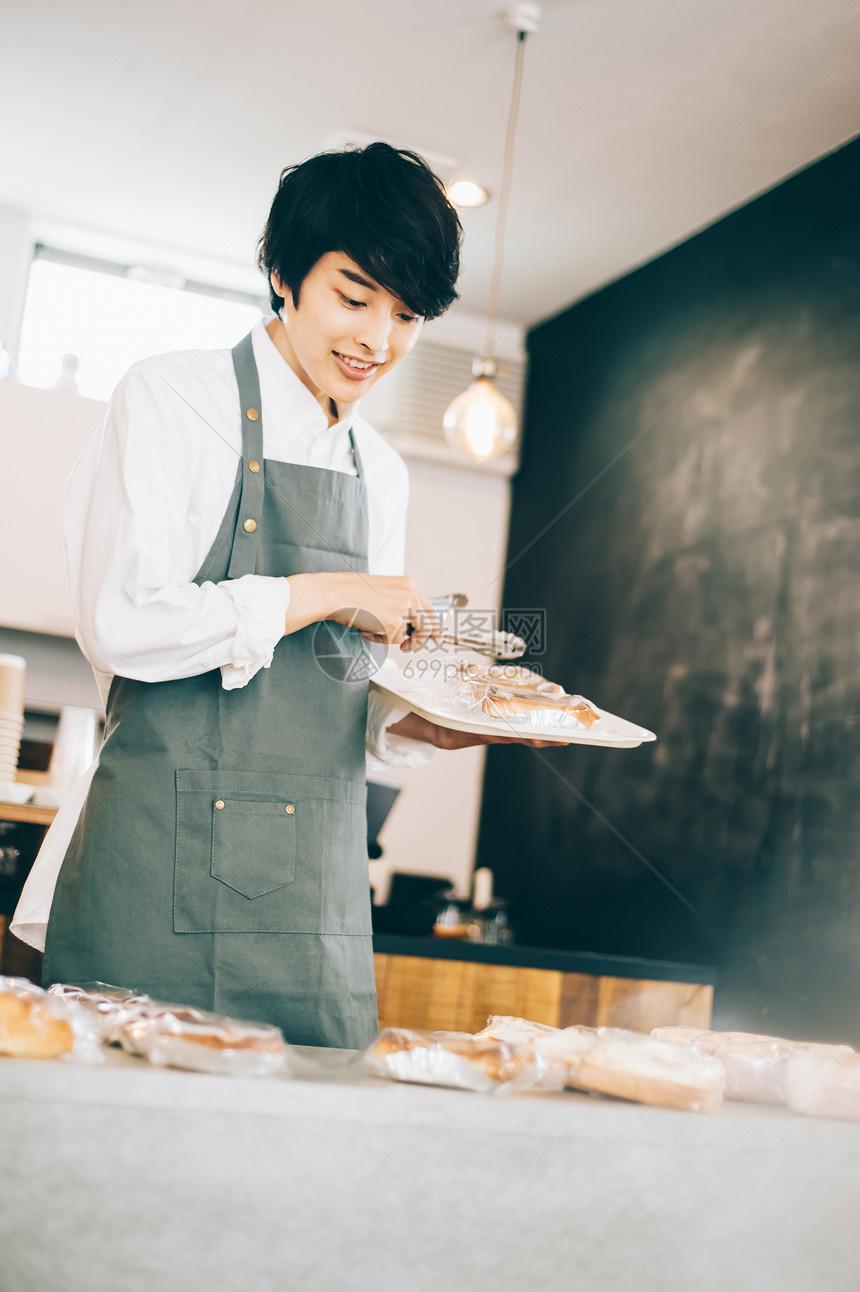 餐厅里兼职的男性图片