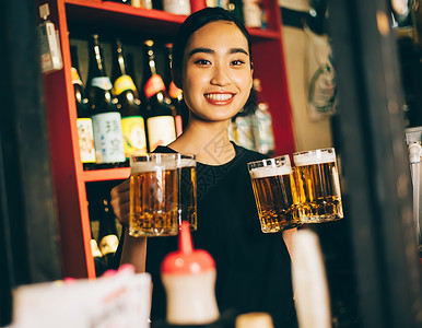 认真工作的酒吧员工扎啤高清图片素材