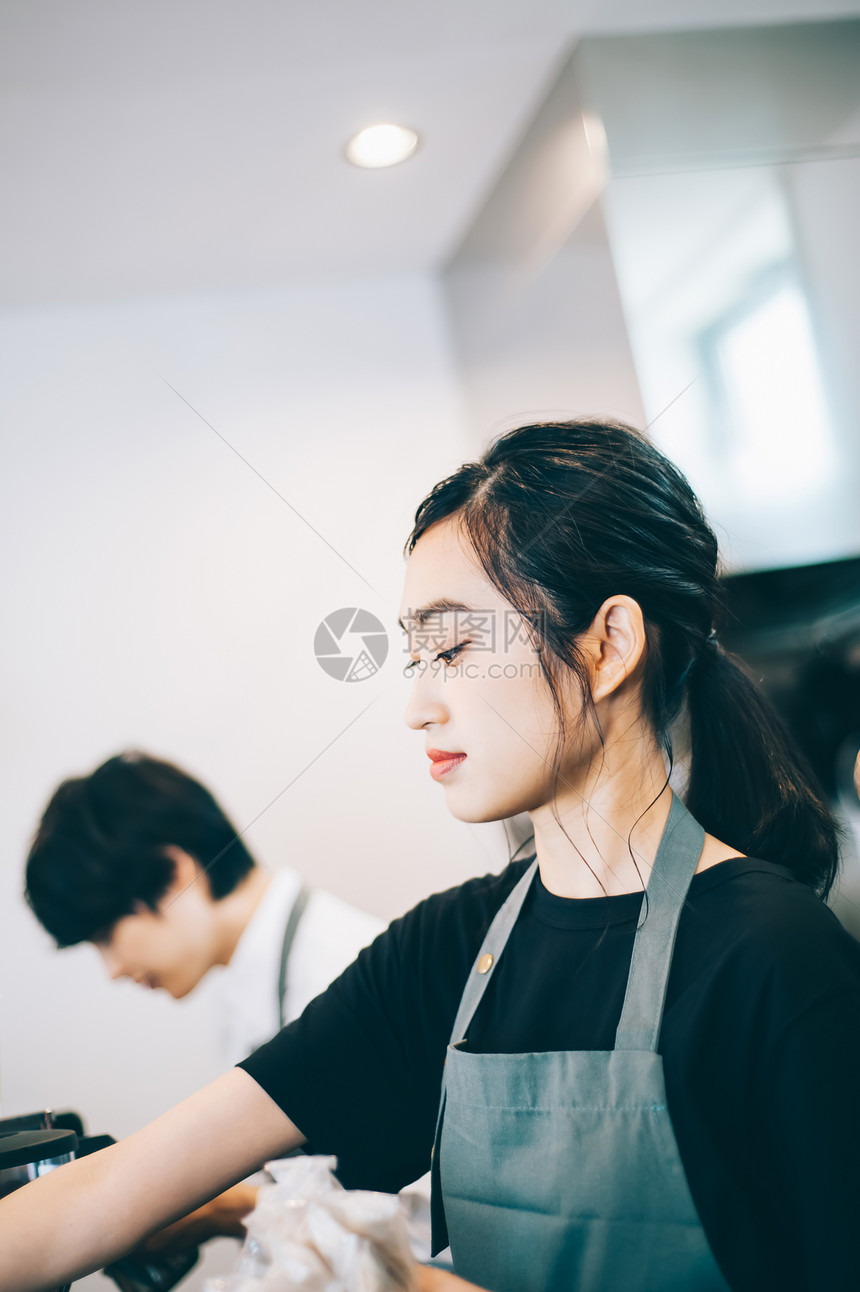 咖啡店兼职的女孩图片