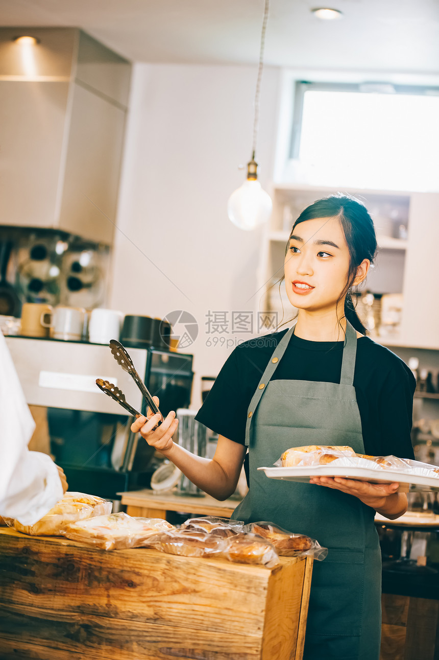 餐厅里兼职的女性图片