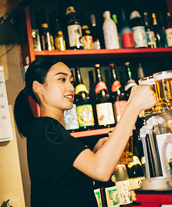 酒吧兼职工作的女人巴鲁高清图片素材