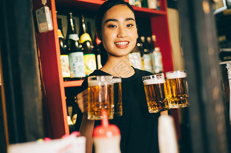 咖啡店年轻职员的的工作日出居酒屋高清图片素材