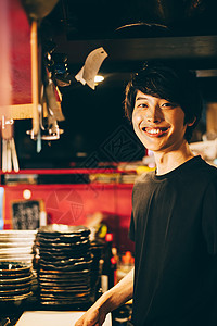 餐厅厨房工作的男子图片