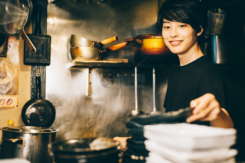 餐厅厨房工作的男子图片