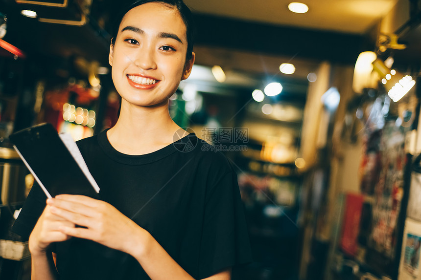 夜晚酒吧兼职工作的女人图片