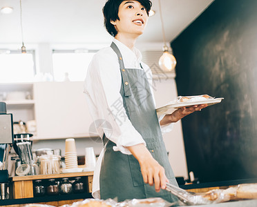 咖啡店的面包师日本人高清图片素材