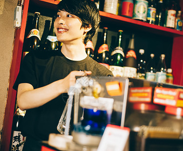 冲掉酒屋里的男青年背景