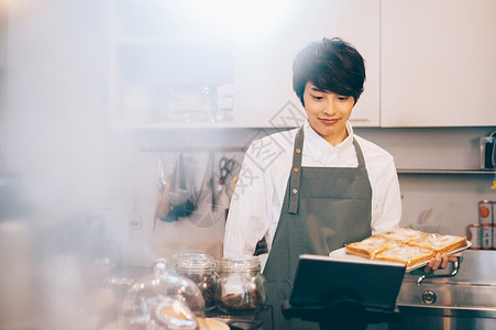 咖啡厅工作的男员工咖啡店高清图片素材