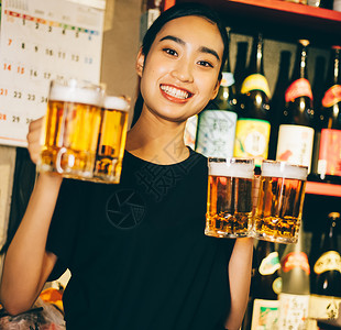 手拿啤酒杯的女职员青年高清图片素材