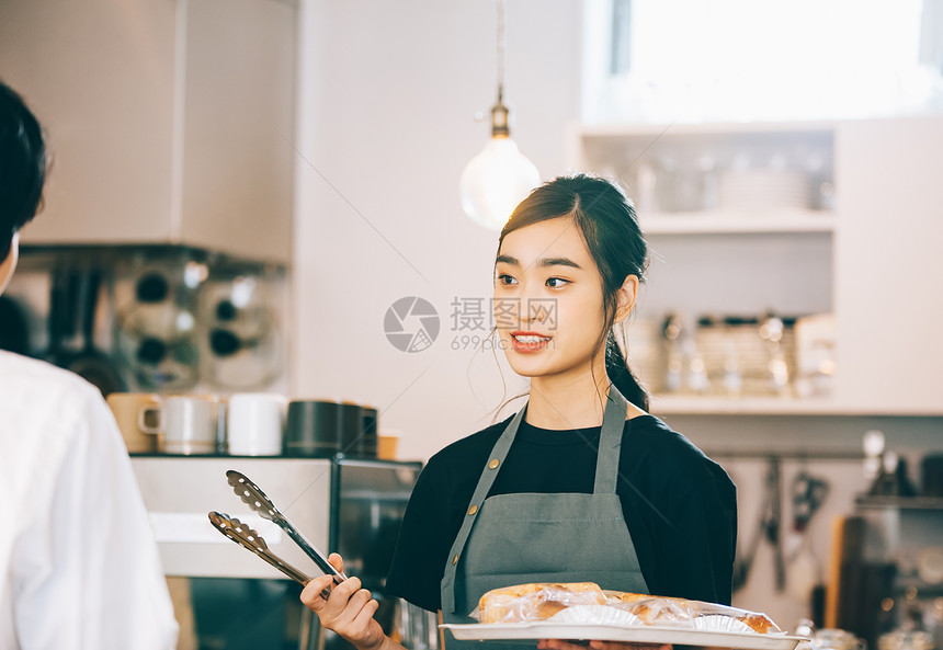 面包店工作的职员图片