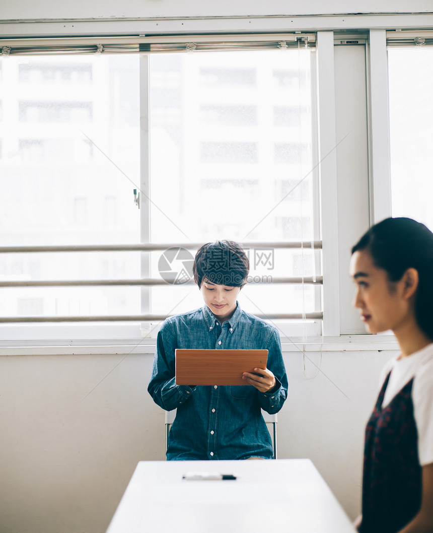 教室里考试的年轻人图片