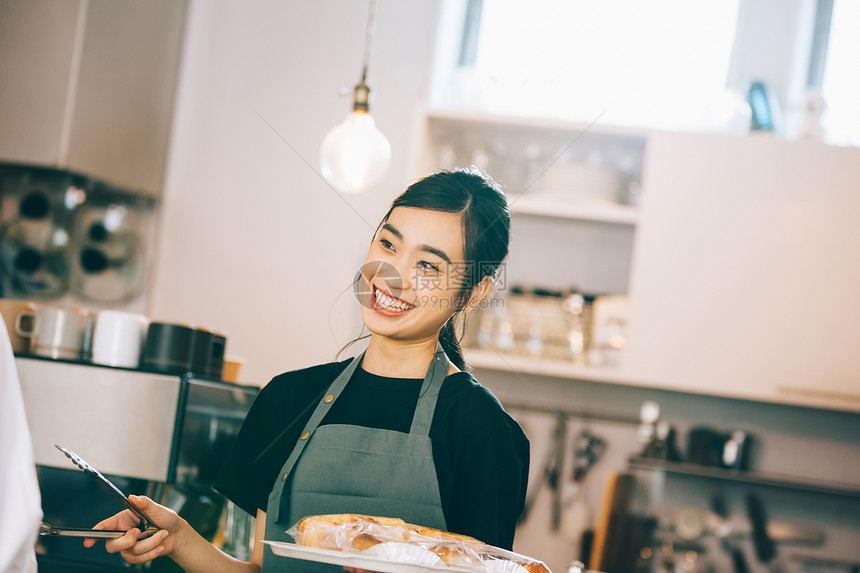 面包店工作的员工图片