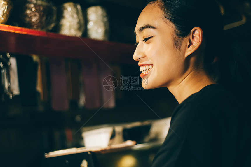 餐厅工作的员工图片