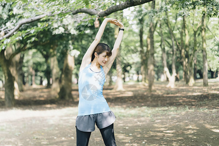 公园健身拉伸运动的青年女子图片
