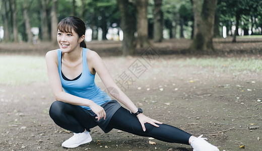 公园锻炼热身运动的青年女子图片