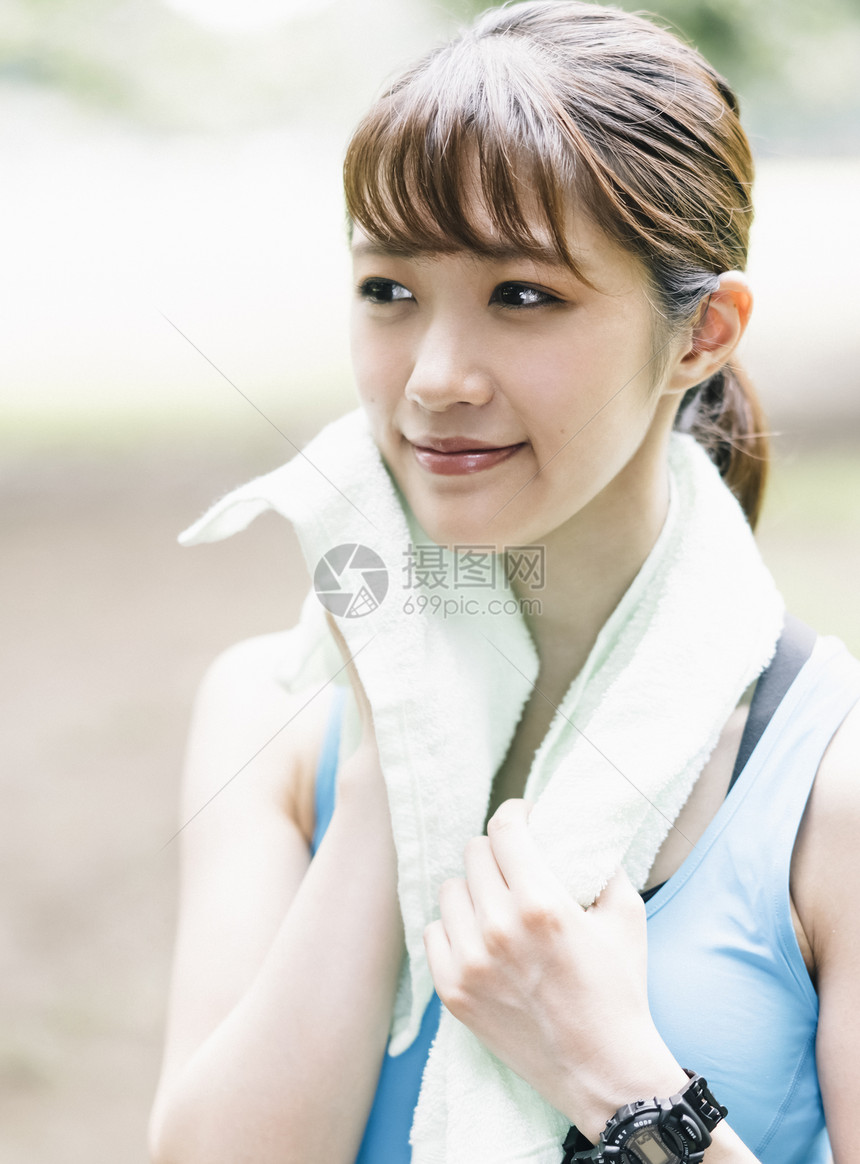 毛巾擦汗的青年女子图片