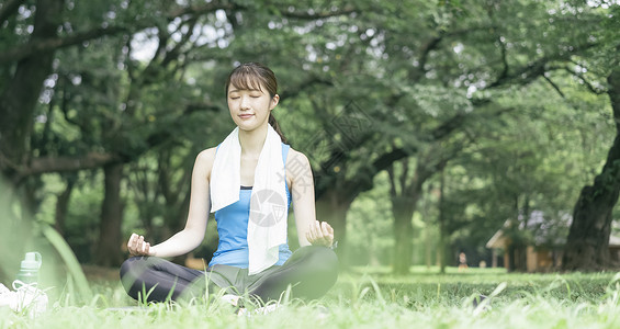 户外公园做瑜伽冥想的青年女子图片