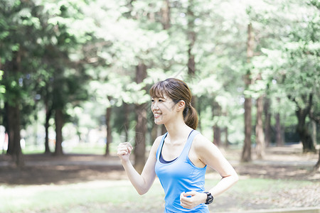 户外跑步运动的青年女子图片