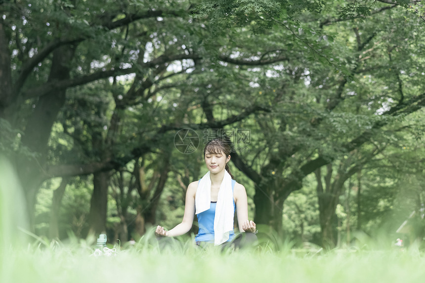 户外公园做瑜伽的青年女子图片