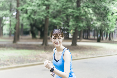 户外跑步运动的女青年图片