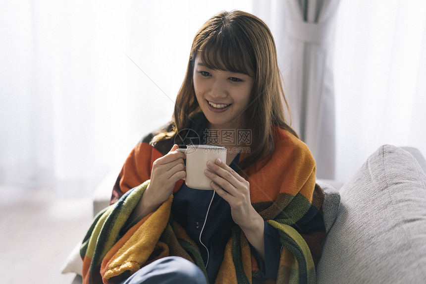 居家捧着咖啡的青年女子图片