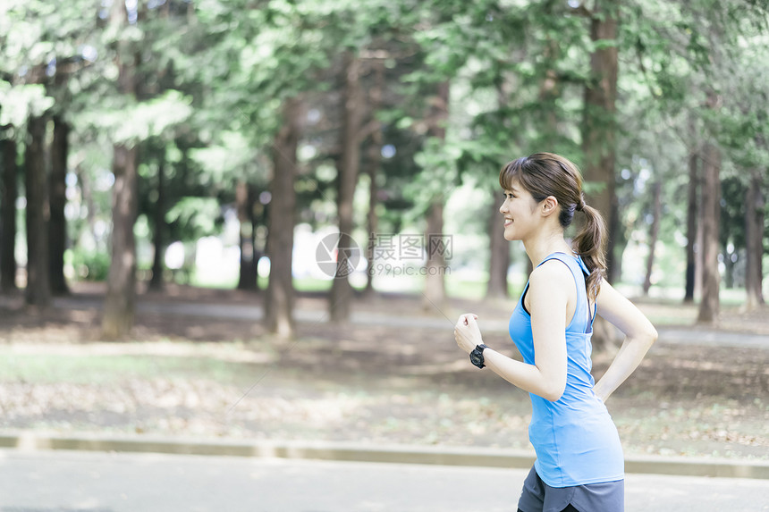 户外公园跑步的女青年图片